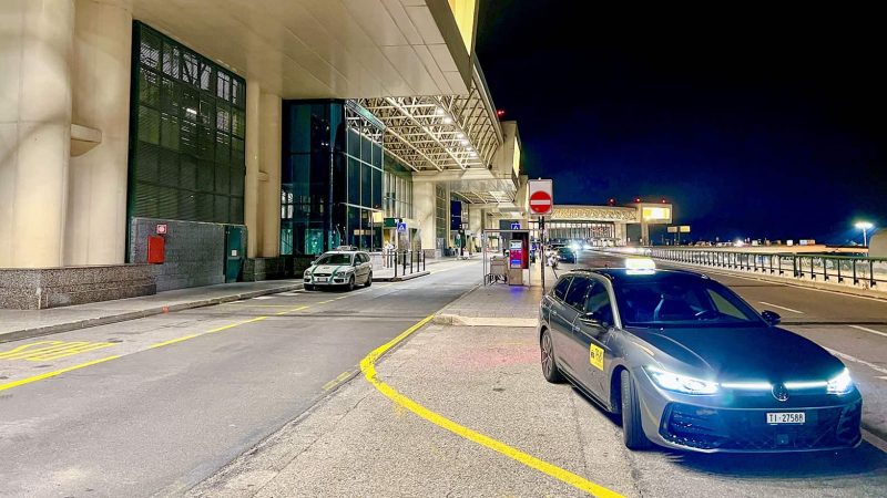 Taxi Dome in attesa fuori dall'aereoporto di Malpensa