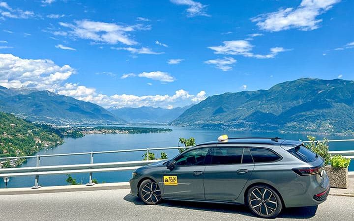 Taxi Dome sulle strade sopra Locarno. Sullo sfondo Ascona