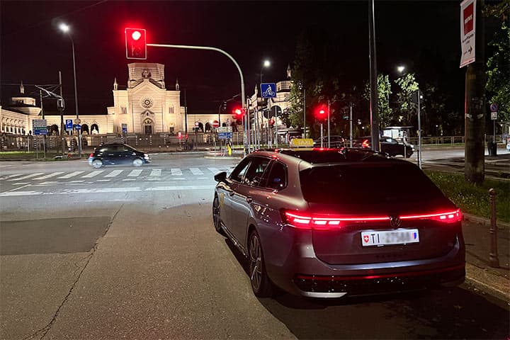 Taxi fermo davanti al Monumentale di Milano