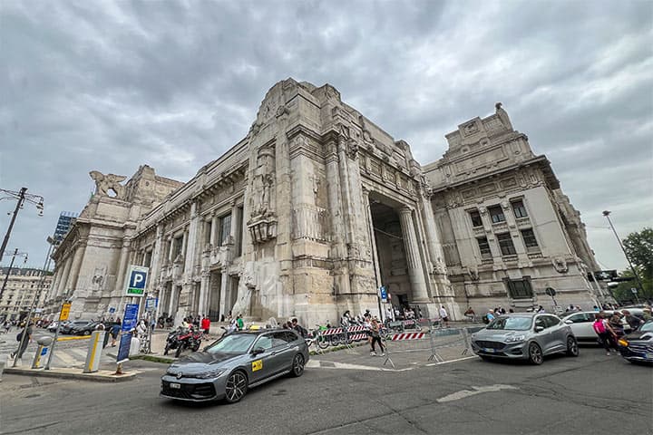 Taxi fuori dalla stazione centrale di Milano