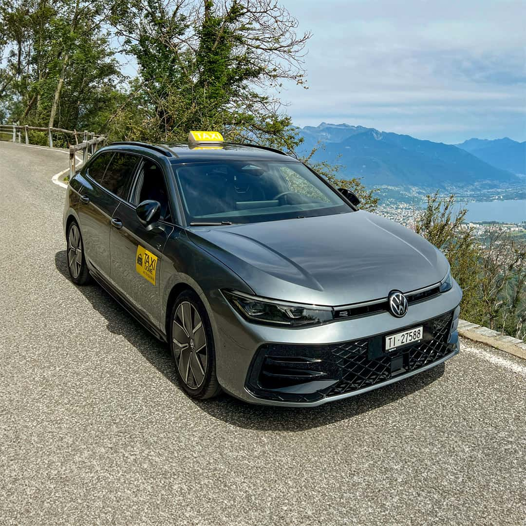 Taxi Dome sulle strade sopra Locarno. Sullo sfondo il lago Maggiore